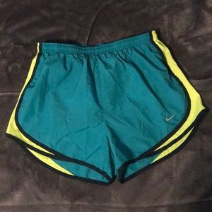 Nike women’s dri-fit Medium Tempo shorts